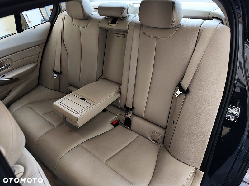BMW Seria 3 320i Modern Line - 34