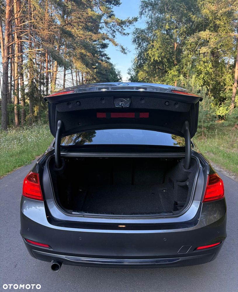 BMW Seria 3 318d Sport Line - 9