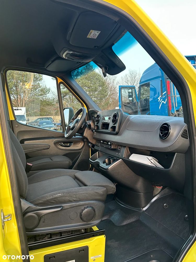 Mercedes-Benz Sprinter - 14