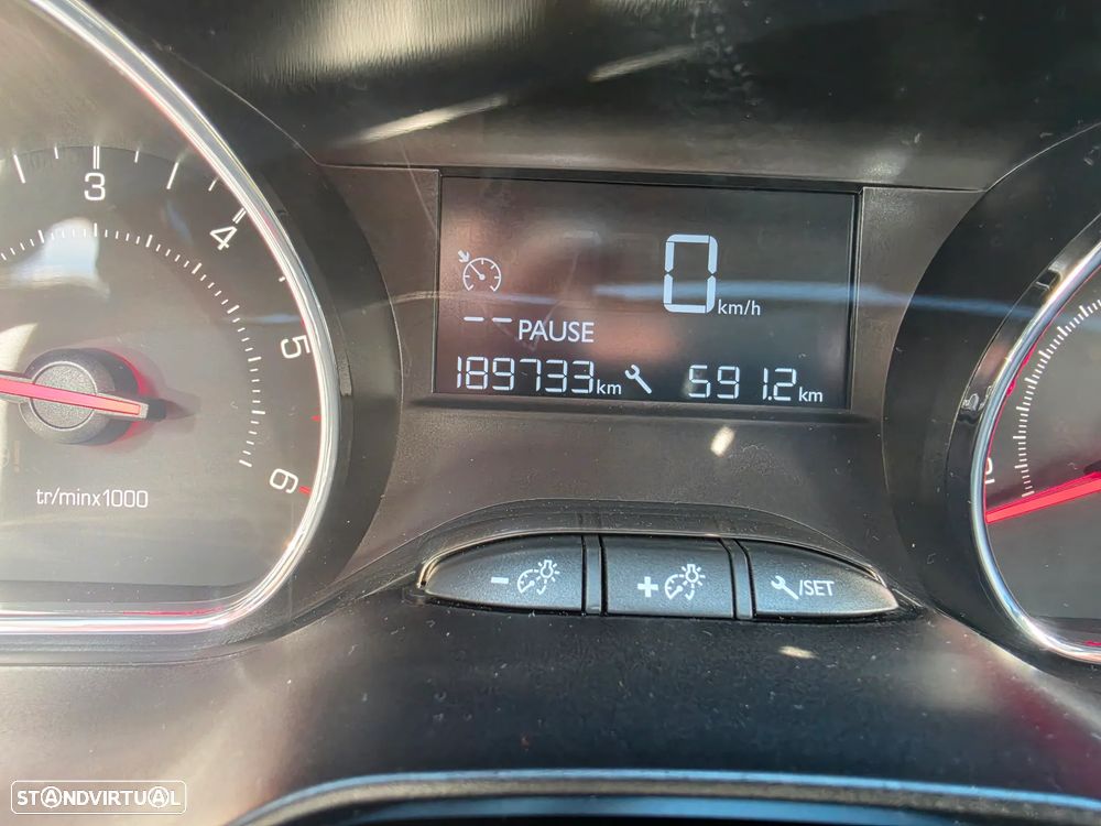Peugeot 208 1.4 HDi SE Style - 10