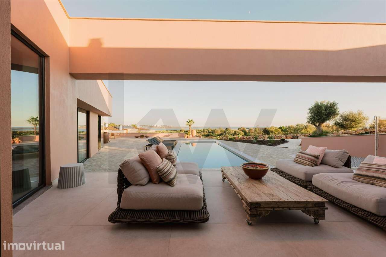 Primeira Linha de Mar e Golf: Onde a Arquitetura abraça a Ria de Alvor - Grande imagem: 3/51
