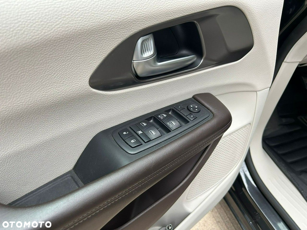 Chrysler Pacifica - 16