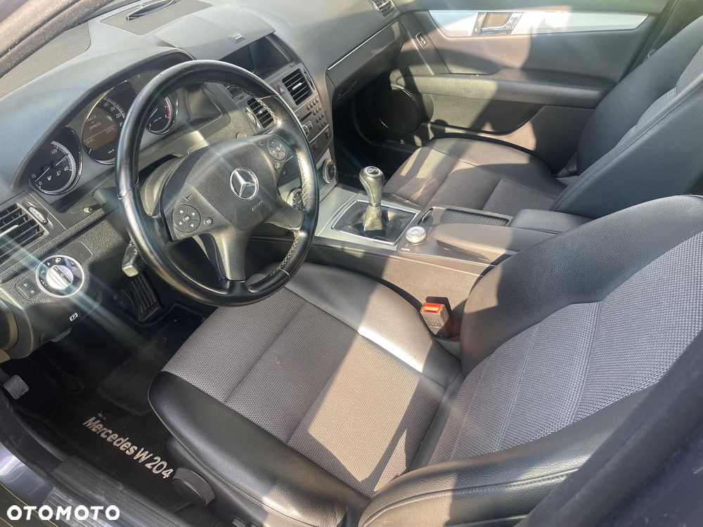 Mercedes-Benz Klasa C 180 CGI BlueEFFICIENCY Avantgarde - 8