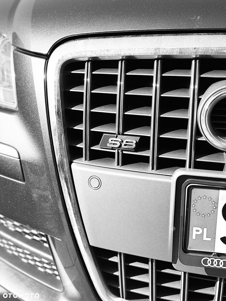 Audi S8 - 2