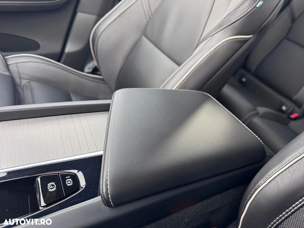 Volvo XC 60 B5 MHEV AT8 AWD Momentum Pro - 40