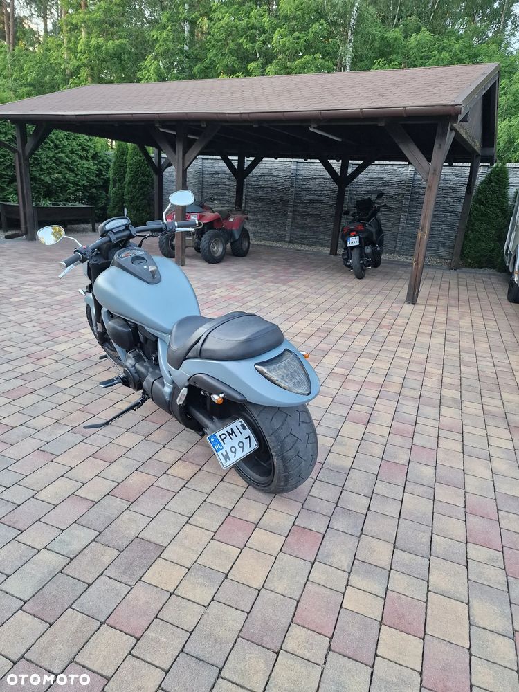 Suzuki Intruder - 8