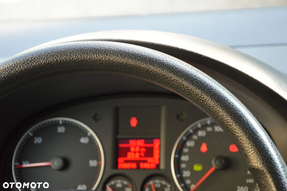 Volkswagen Touran - 28