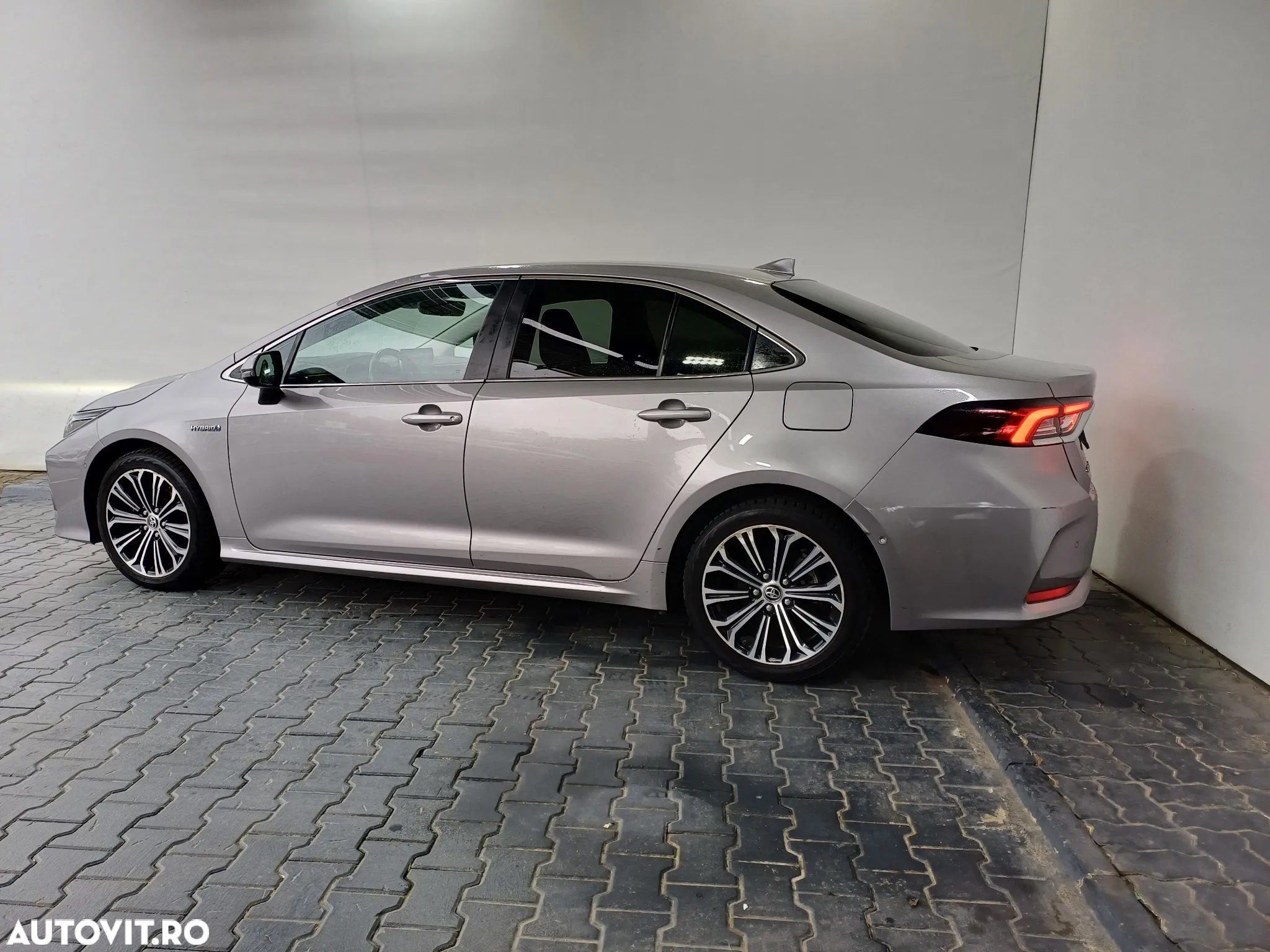 Toyota Corolla 1.8 HSD Exclusive interior Negru - 3