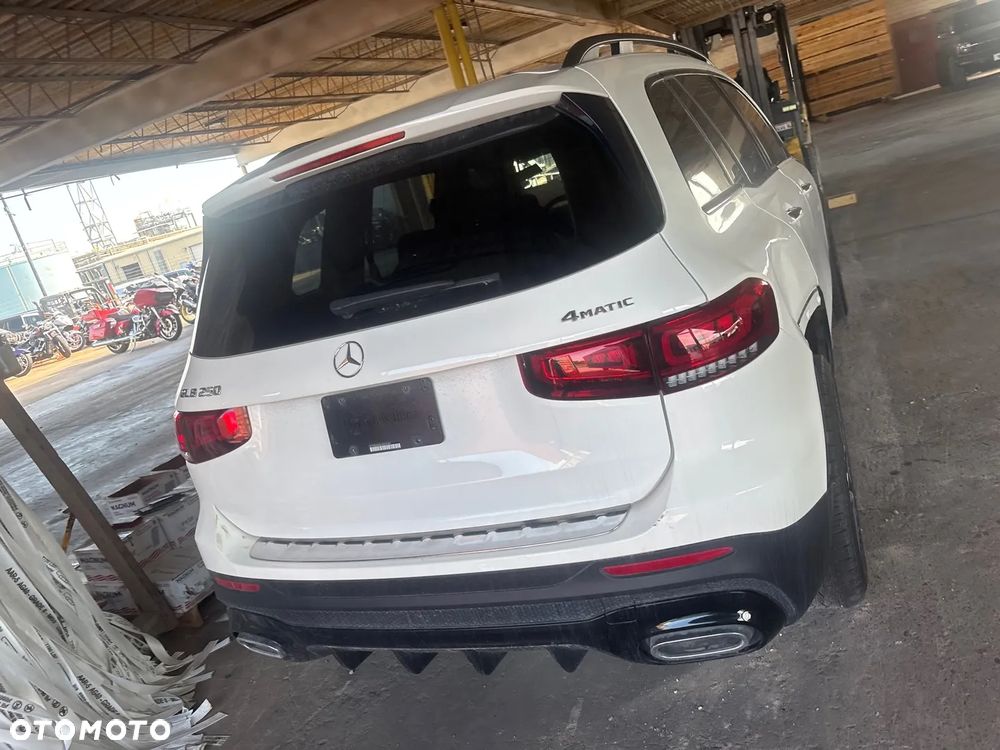 Mercedes-Benz GLB - 33