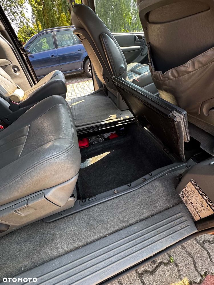 Chrysler Town & Country - 13