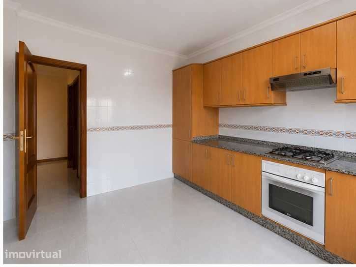 Aluga-se Apartamento T2 com Lugar Garagem e Arrecadação - Grande imagem: 2/12