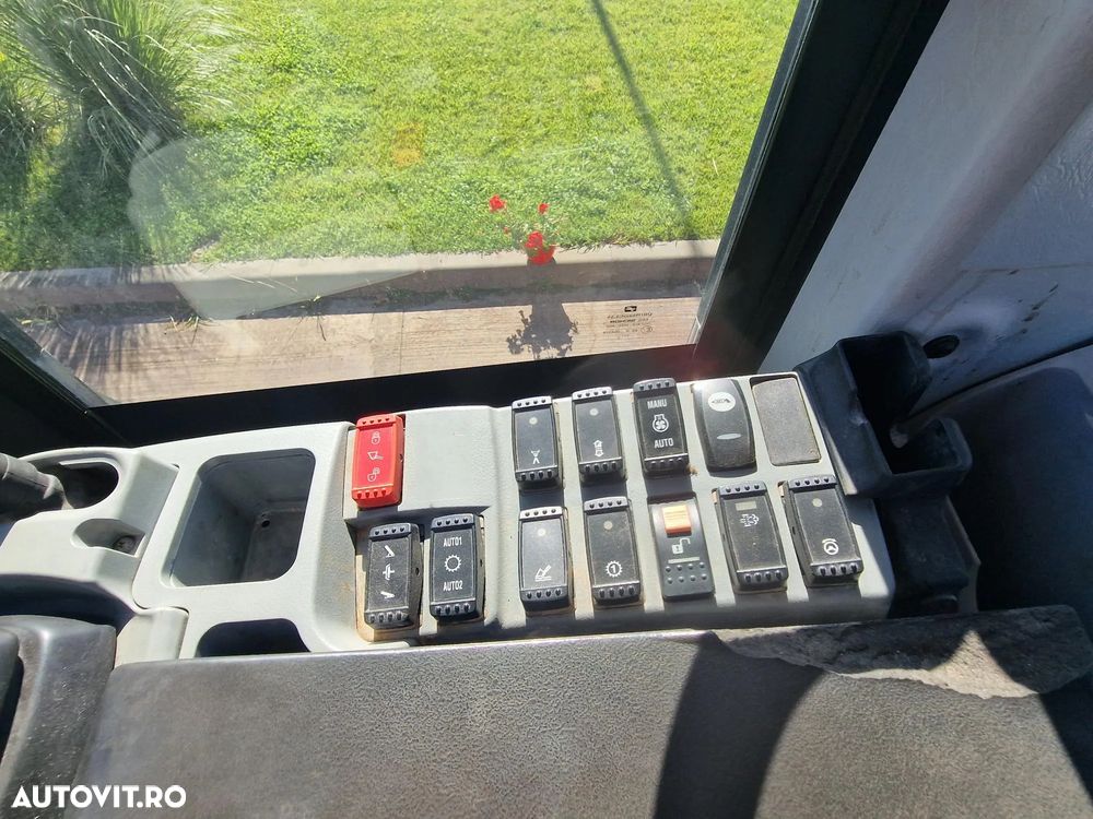 Hitachi ZW220, CUPA 3,5mc, 2018, 24.,392km, 5.880h, consum mediu 8l/h, Gresare automata, Anv MICHELIN 60% OK, ridica 15t, motor 201CP stage IV, basculare cupa la 4,2m, CUPLA RAPIDA, Posibilitate leasing 3 ani, PROMOTIE 86900 EUR+Tva - 39