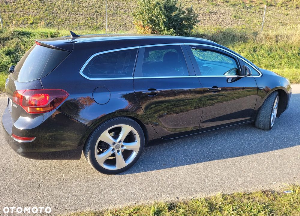 Opel Astra 2011 photo 2
