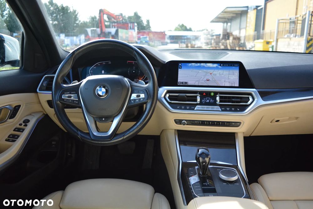 BMW Seria 3 330i xDrive Sport Line sport - 26