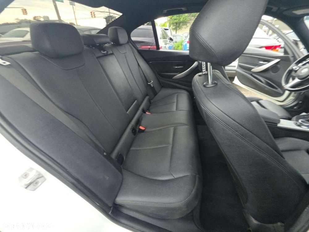 BMW Seria 3 330i xDrive M Sport - 10