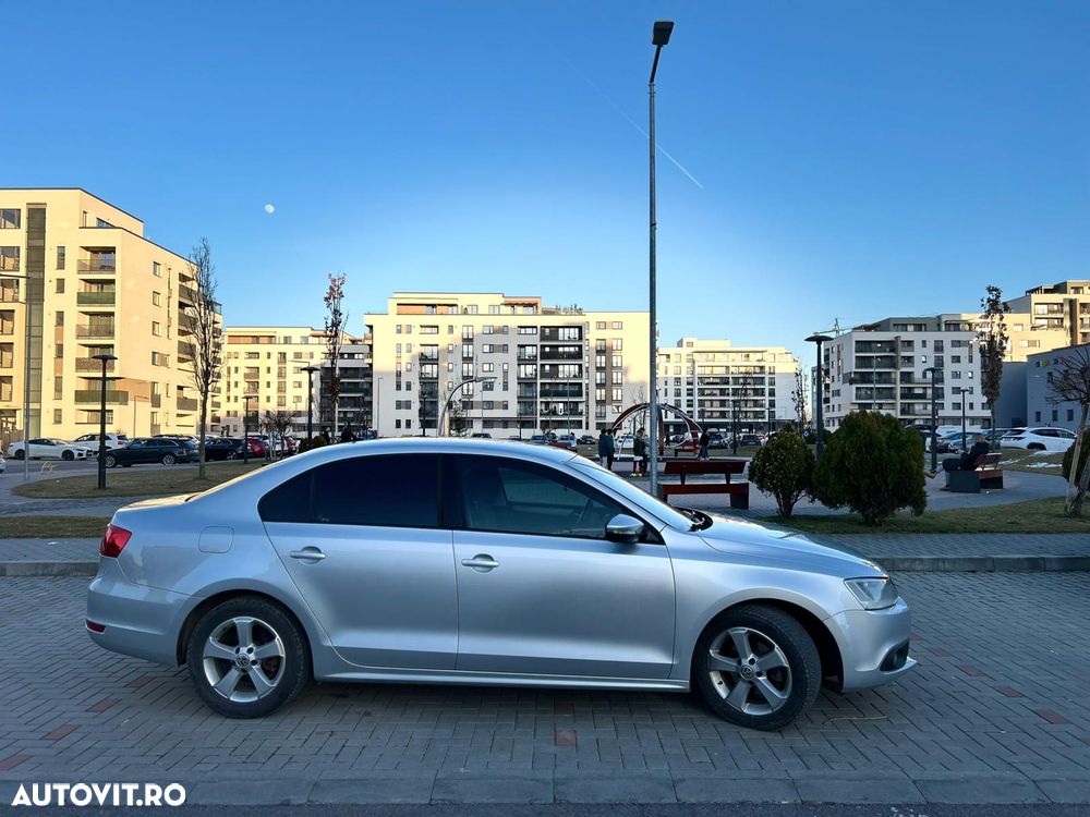 Volkswagen Jetta - 2