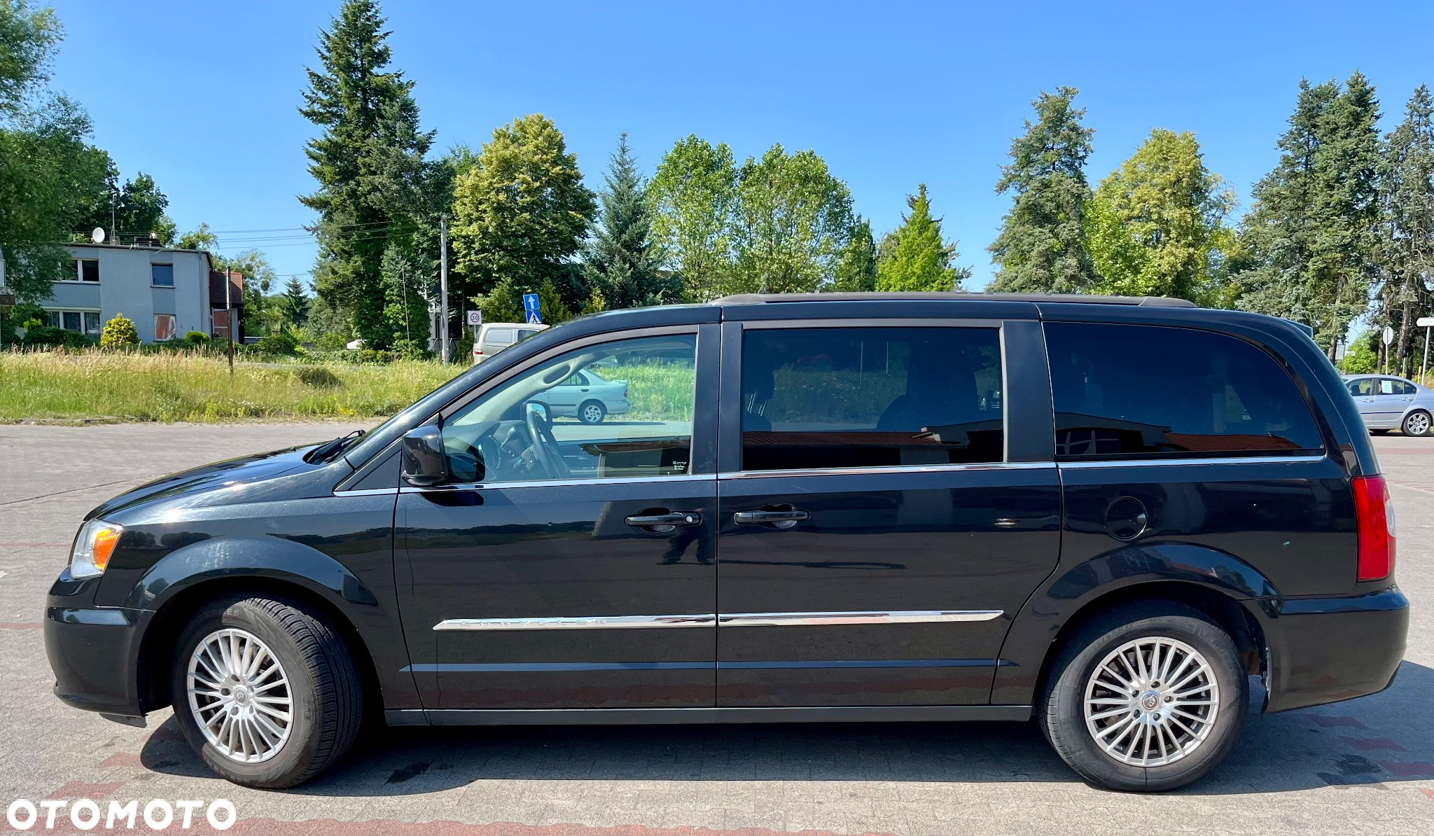 Chrysler Town & Country - 11
