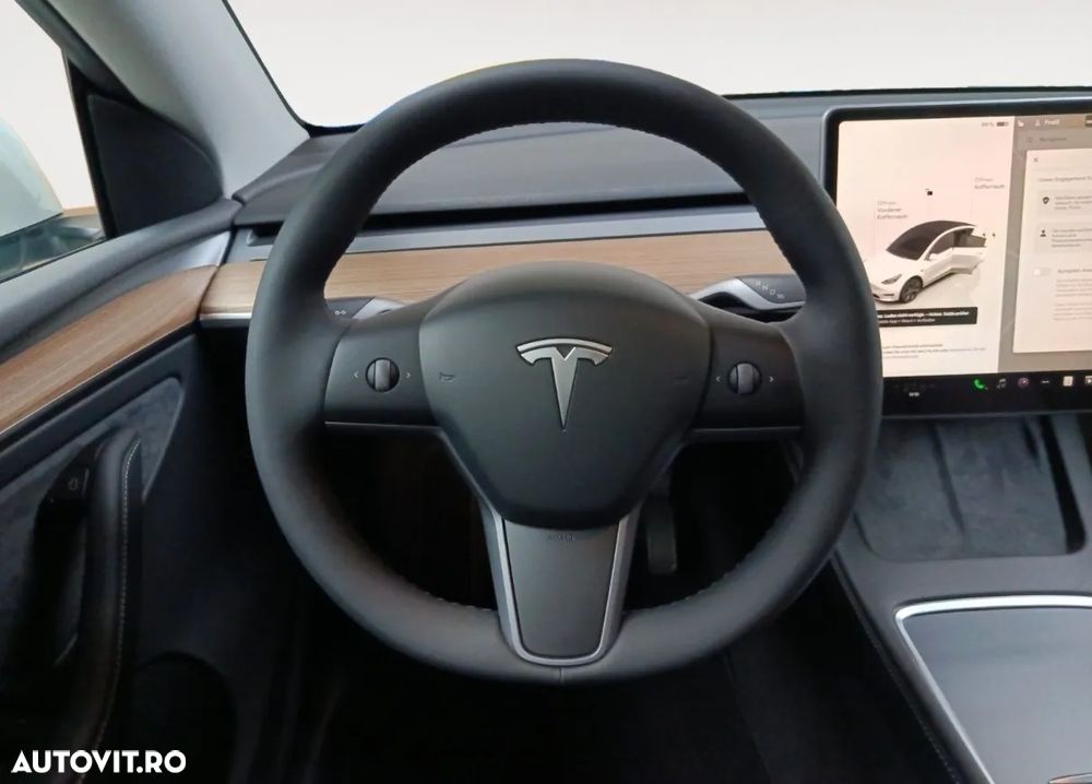 Tesla Model Y - 7