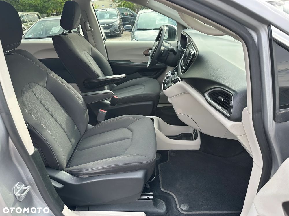 Chrysler Pacifica - 30