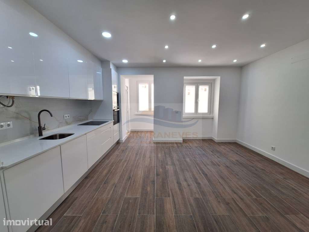 Apartamento T2 com logradouro na Venda Nova. Prédio e fracções remo... - Grande imagem: 3/32