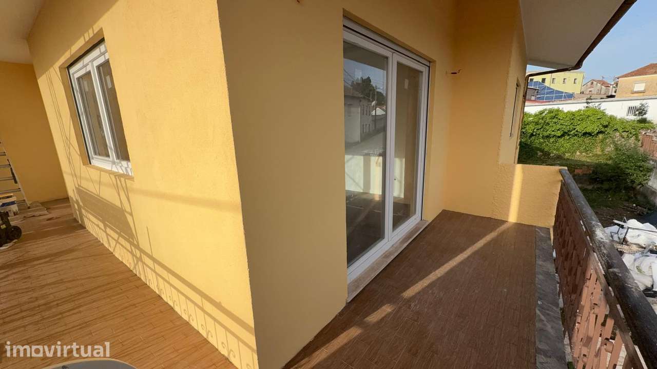 Moradia T3 em remodelação, com 4 frentes  em Sta Maria de Lamas . - Grande imagem: 5/17