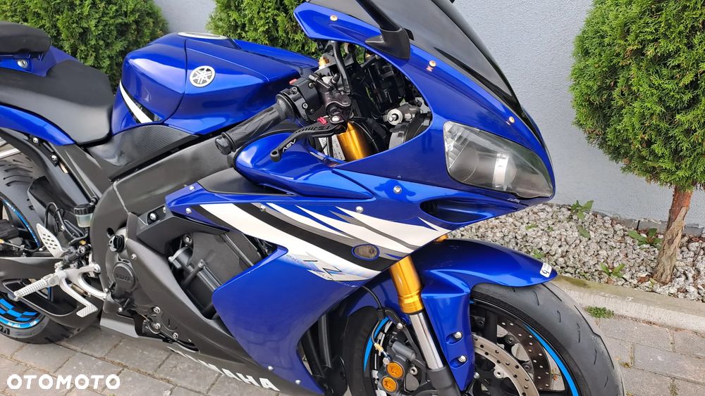 Yamaha R1 - 8