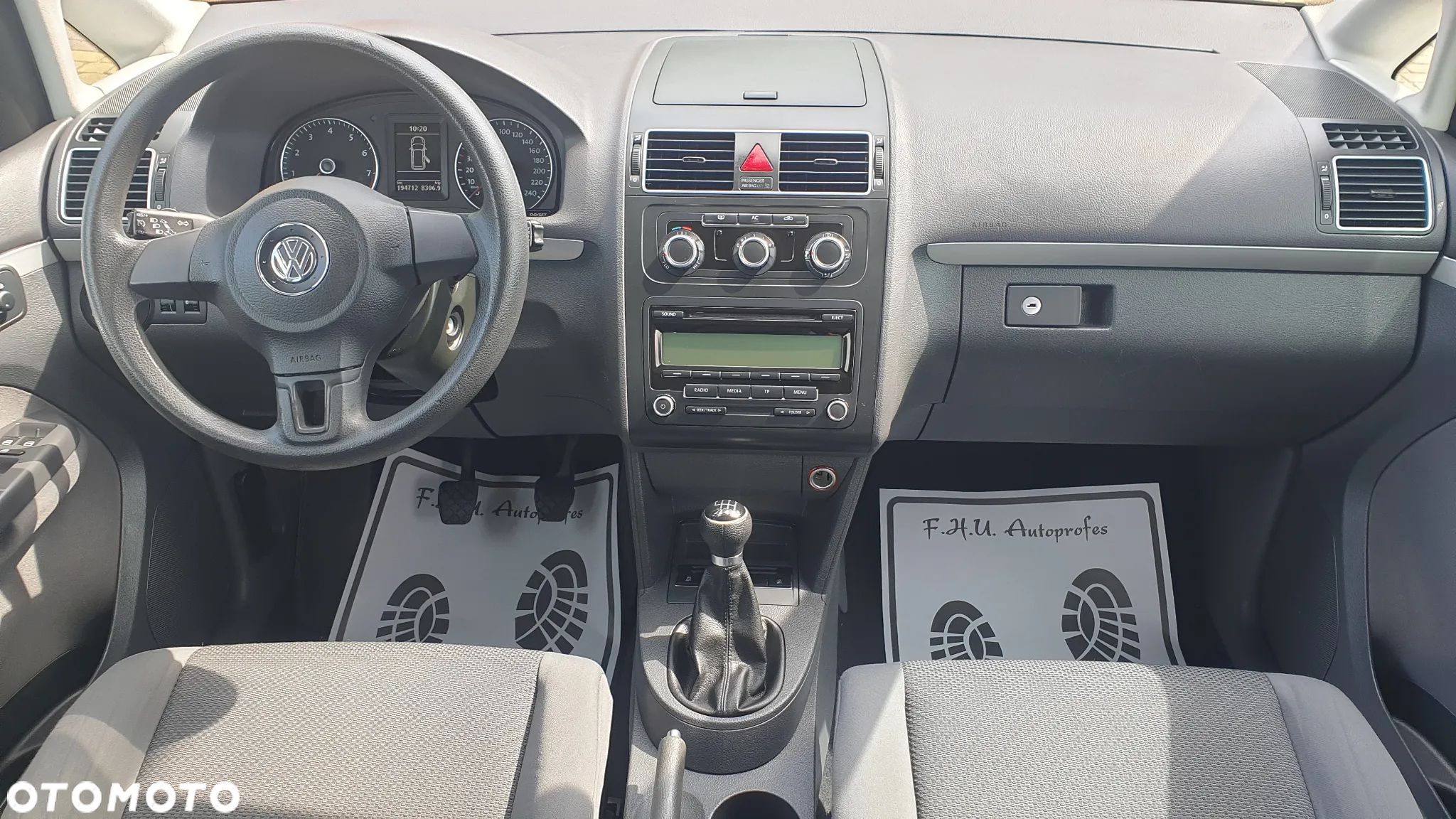 Volkswagen Touran - 12