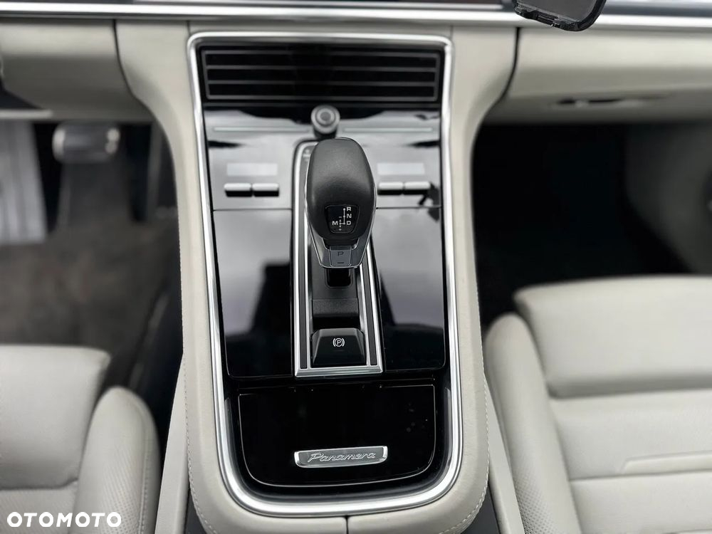 Porsche Panamera 4 E-Hybrid Platinum Edition - 12