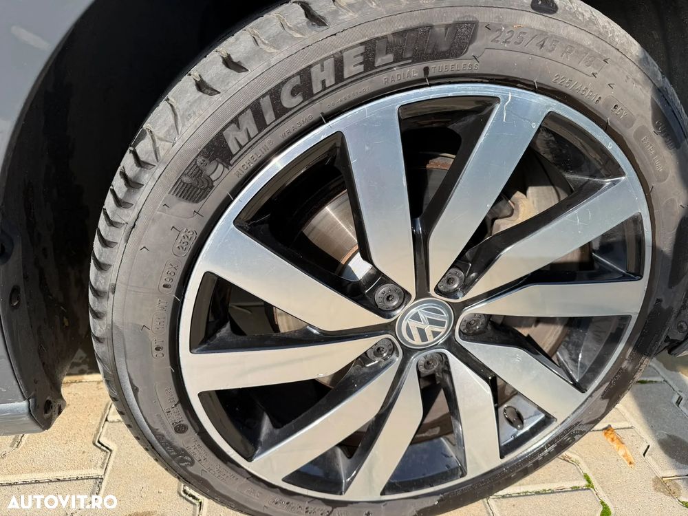 Volkswagen Touran 2.0 TDI DSG Highline - 6