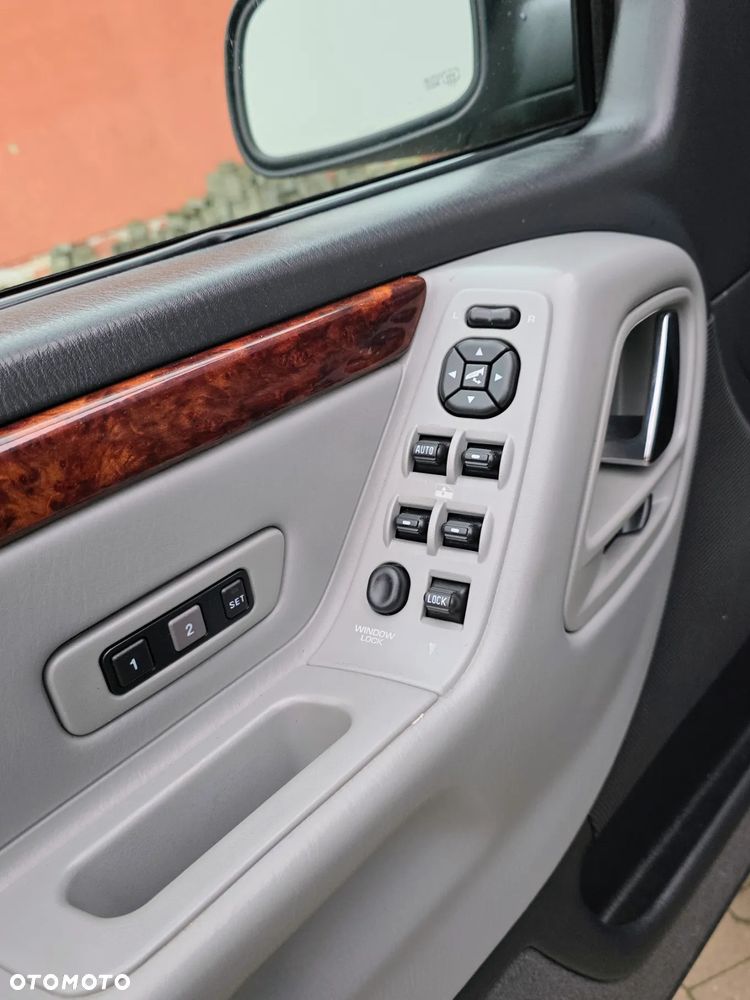 Jeep Grand Cherokee - 32