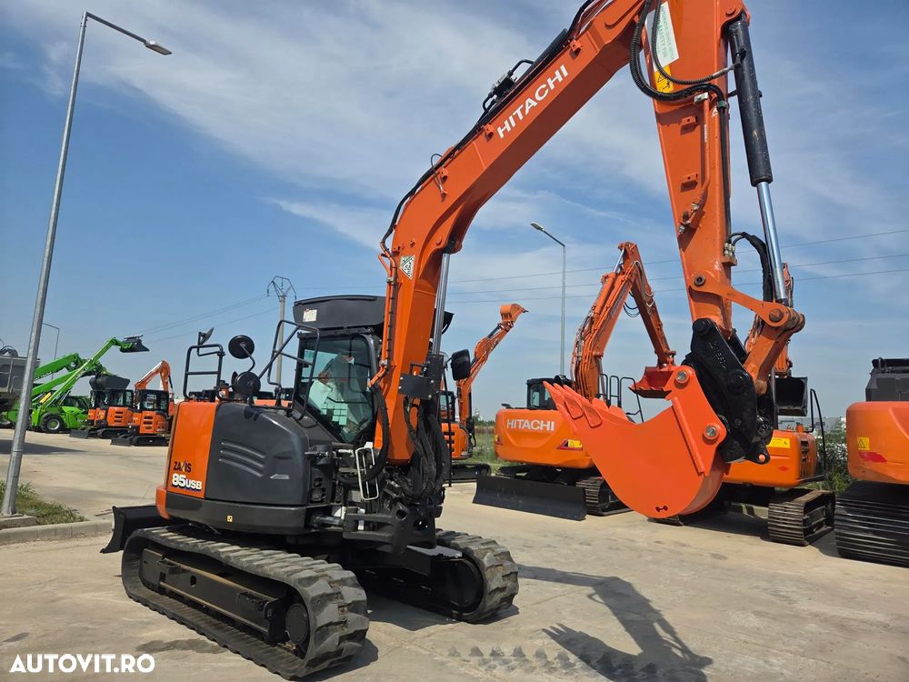 Hitachi ZX85, 8,65 tone, Ad sapare 5m, 2022, 2.427 ore, CUPLA RAPIDA HIDRAULICA+3 CUPE NOI, inst picon pe brate, latime 2,2m, senile cauciuc 90% ok, aer conditionat, computer, reviziile efectuate, ridica aprx 4 tone, leasing 4 ani, CA NOU-PROMOTIE 62.900 EUR - 6