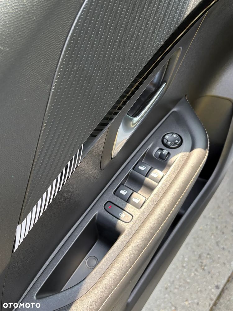 Peugeot 208 PureTech 100 EAT8 Allure - 11