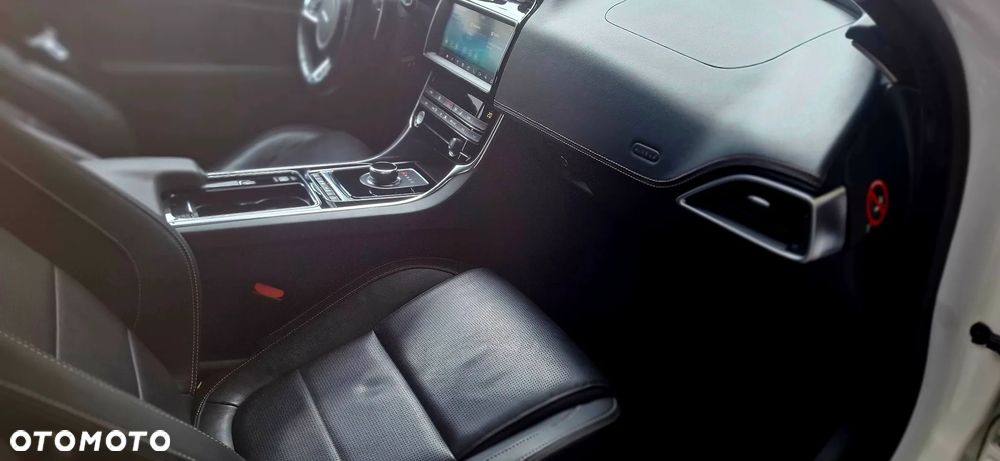 Jaguar XE 2.0 T R-Sport - 11