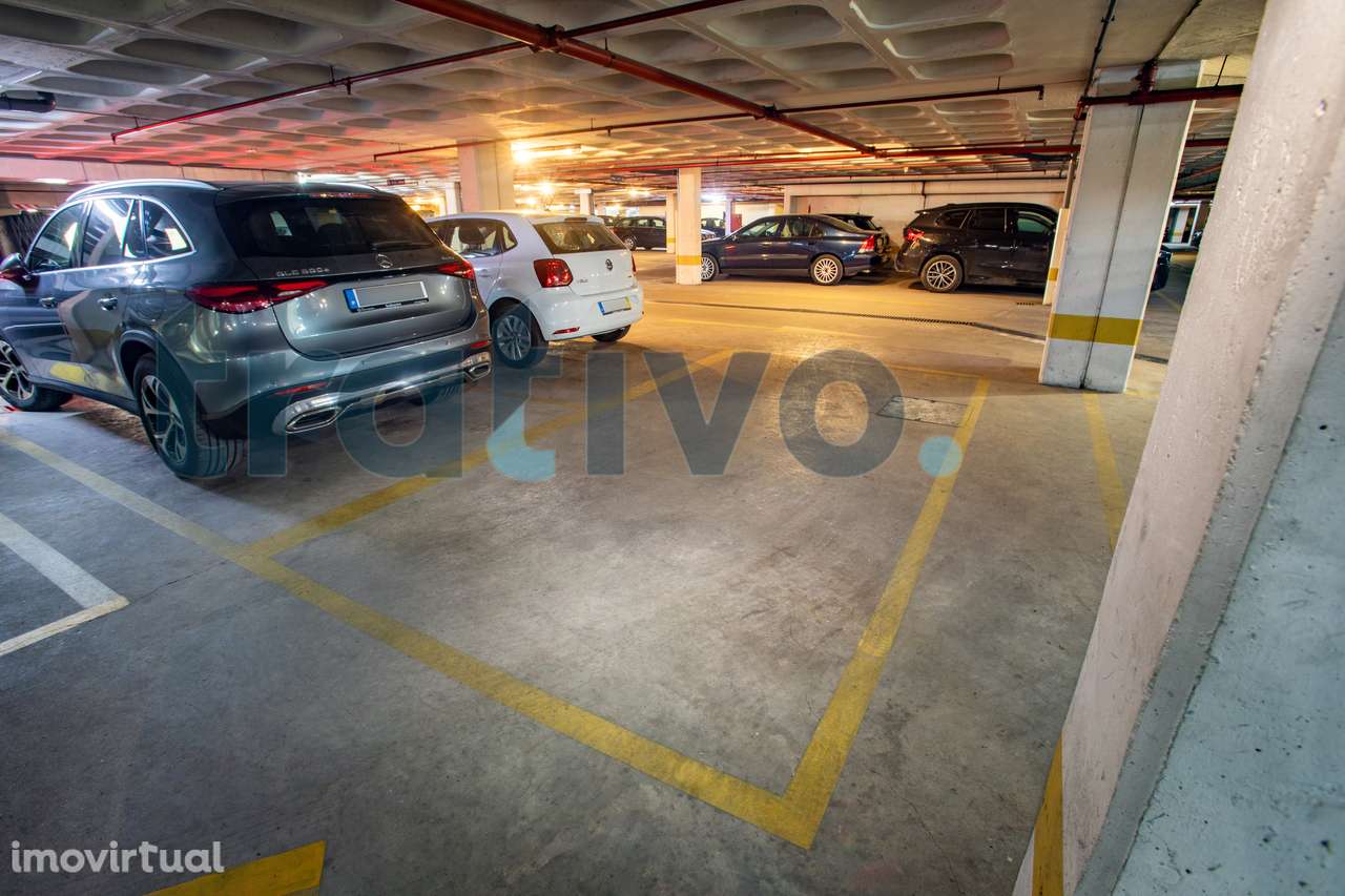 Vende-se apartamento T3 condomínio privado Rua Virgílio Correia Lisboa - Grande imagem: 2/24