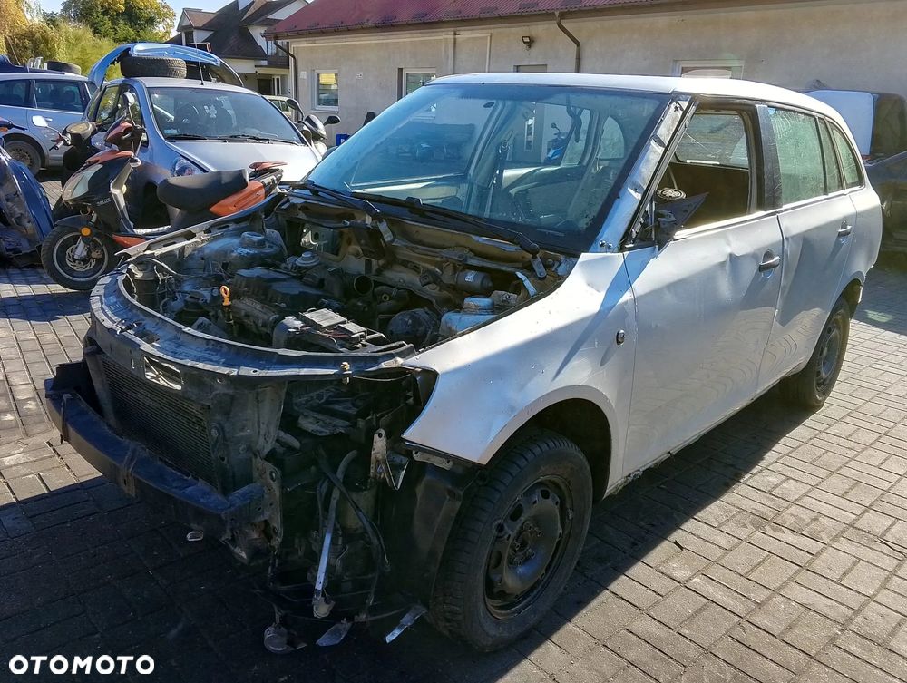 Skoda Fabia II (07-10.) 1.4 TDI 69KM. Silnik BNM Skrzynia JQM lakier LA7W - REFLEXSILVER.Cały na części. GWARANCJA !!!  Przód Tył Zestaw Komplet Drzwi Klapa Zderzak Błotnik Maska Grill Atrapa Szyba Pas Lampa Lusterko Boczki Fotel Kanapa Kokpit Deska Rozdzielcza Przełącznik Włącznik Sterownik Przewody Wiązka Instalacja Moduł Komputer Czujnik Listwa Pompa Alternator Wtryski Głowica Rozrusznik Kompresor Sprzęgło Dwumas Silnik Skrzynia ABS Klimatyzacji Paliwa Wspomagania Kolektor Turbina Przepustnica Zawór Chłodnica Koło Hak Belka Sanki Zawieszenie Mcpherson Półoś Amortyzator Wydech Tłumik Zacisk Most - 1