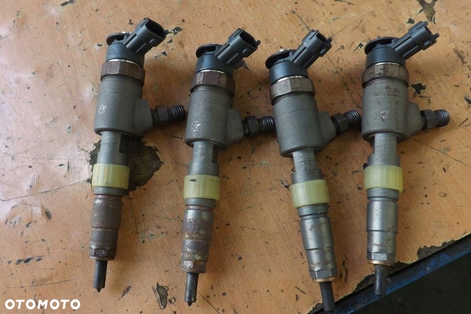 CITROEN C3 C4 1.6 E-HDI WTRYSKIWACZE PALIWA KOMPLET - 2