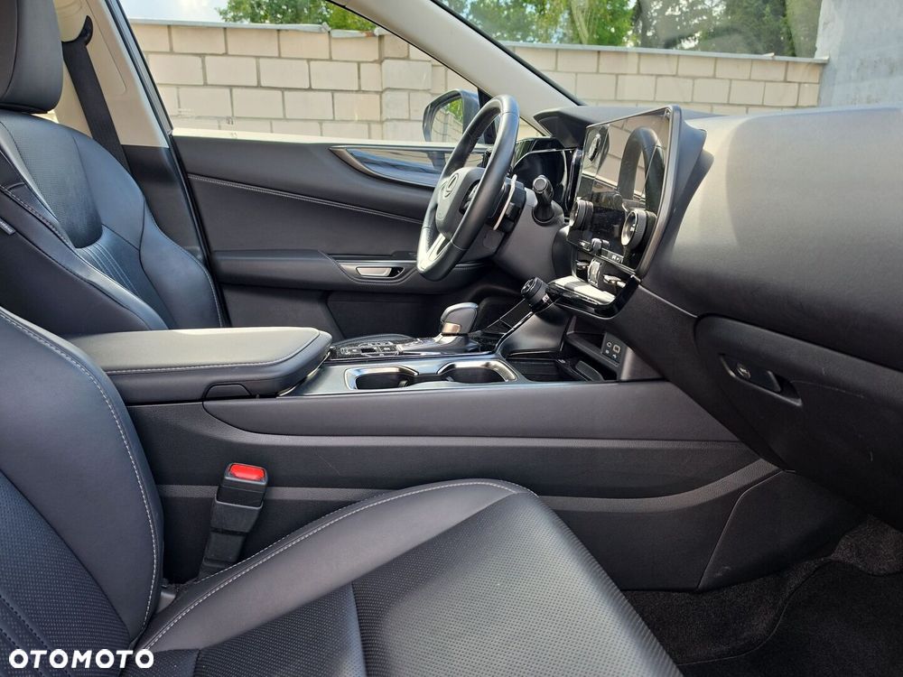 Lexus NX 350h Business AWD - 24
