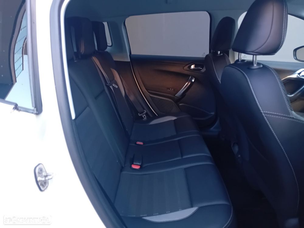 Peugeot 2008 1.2 PureTech Allure EAT6 - 11