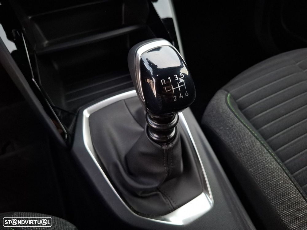 Peugeot 2008 1.2 PureTech Active — fotografia 16