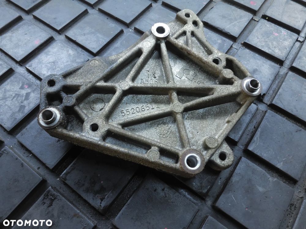 Łapa uchwyt wspornik Opel Corsa D 55206511 FIAT - 1