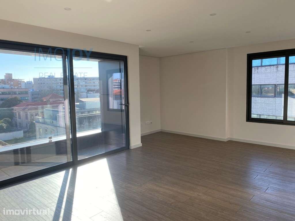 Apartamento T4 com Terraço Junto à Av da Boavista - Grande imagem: 2/26