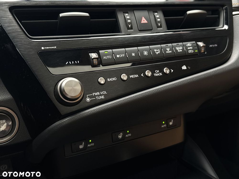 Lexus ES 300h Business Edition - 24