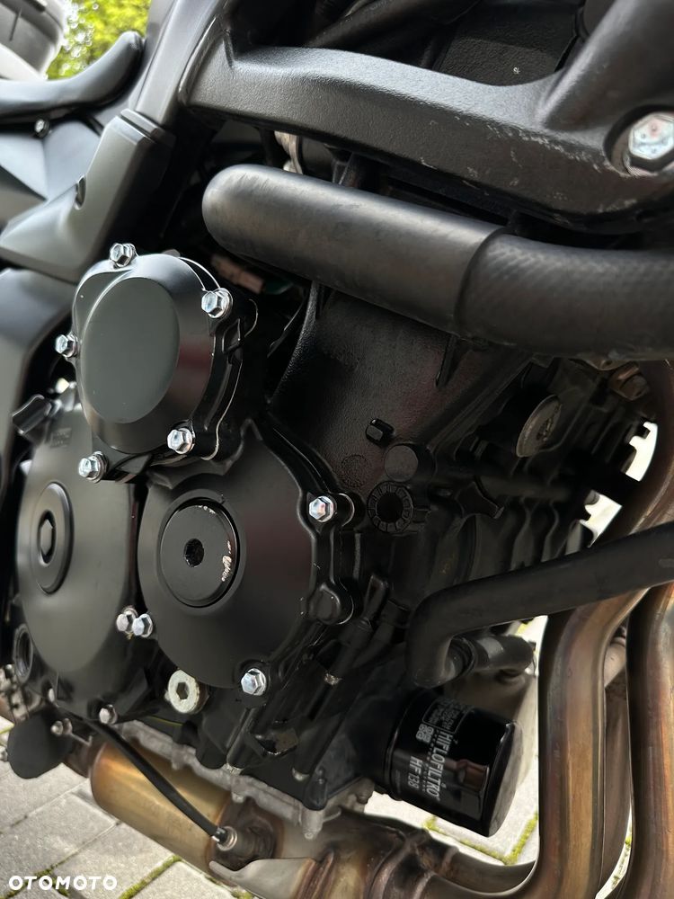Suzuki GSR - 8
