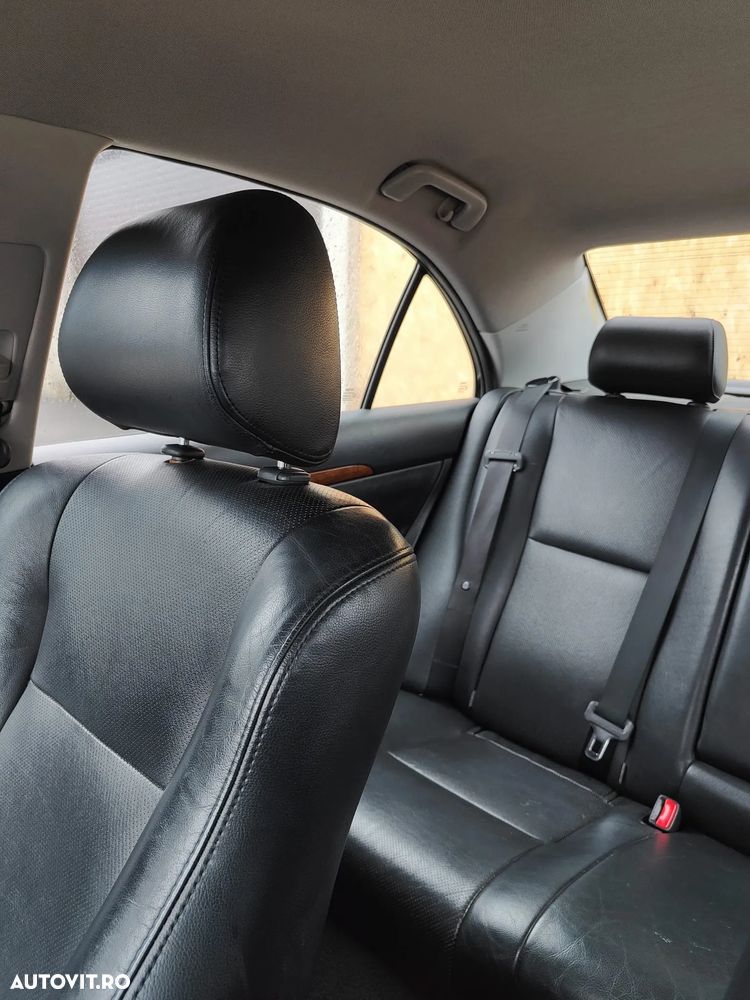 Toyota Avensis 2.2 D-4D Luxury - 8