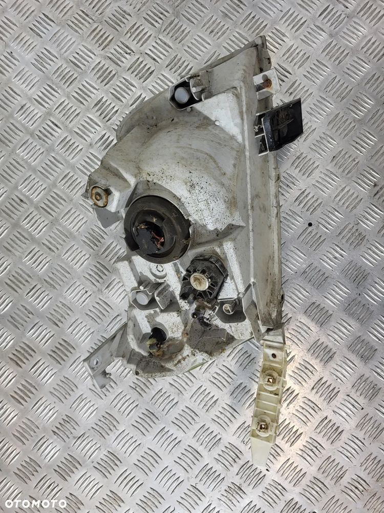 Suzuki Grand Vitara II Lampa Lewa Prawa Przód 3D - 4