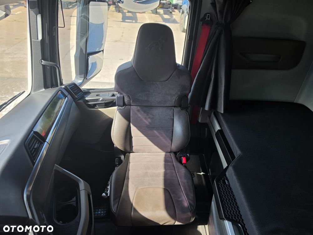 MAN TGX 18.510/ Pierwszy Właściciel /Import Niemcy / Zadbany /Euro 6/ Sobofer / Spojlery miedzy osiowe / 4 poduszki z tyłu / 2 komplety kluczy / - 19