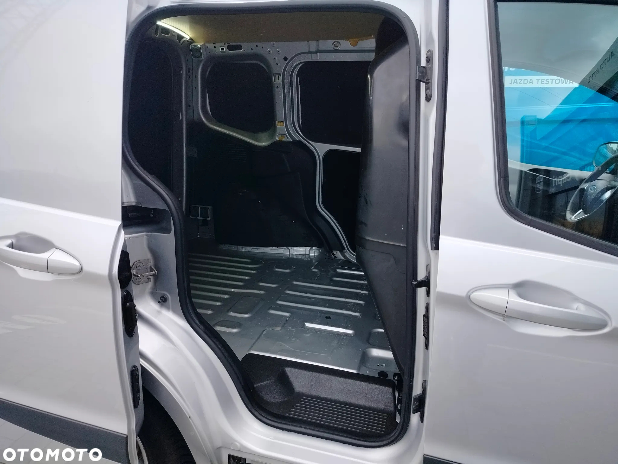 Ford Transit Courier - 22