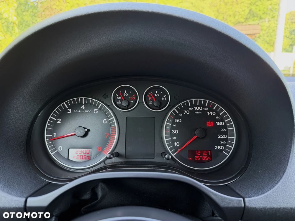 Audi A3 3-drzwiowe 1.6 FSI Ambition - 23