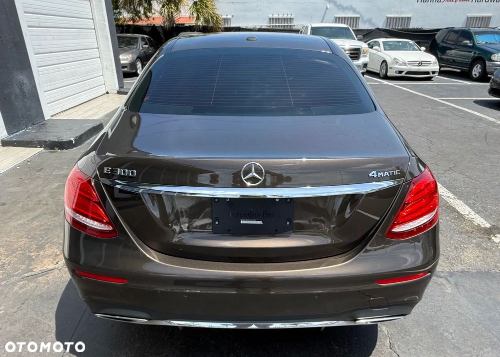 Mercedes-Benz Klasa E 300 9G-TRONIC AMG Line - 8