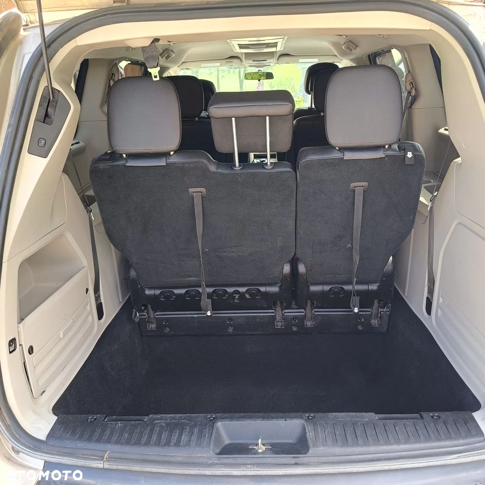 Chrysler Town & Country - 17